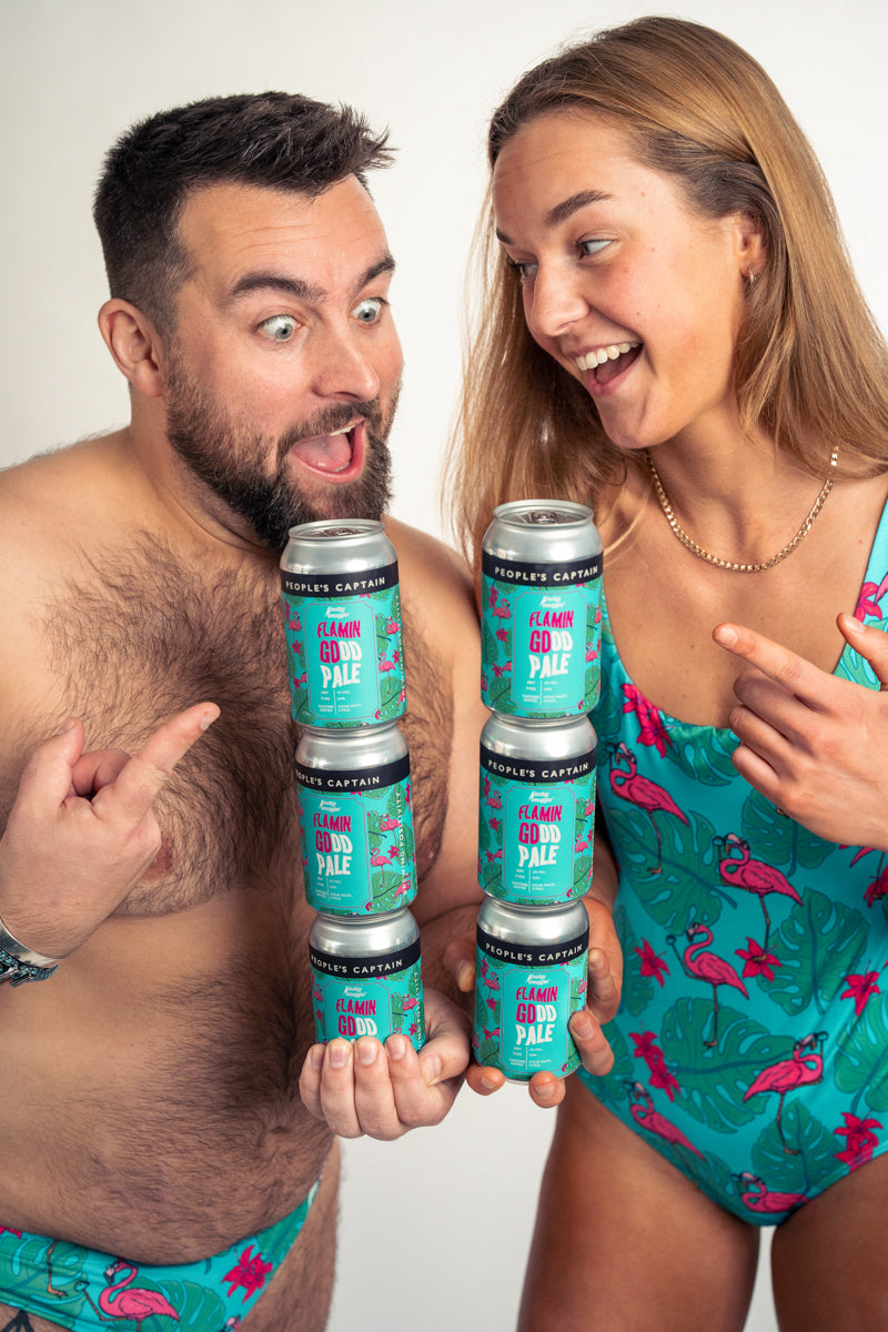 Au bord de la piscine dans Flaming Good Beer